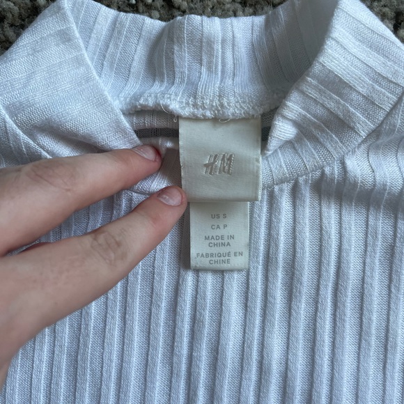 White H&M Knit Turtle Neck Short Sleeve T - Picture 2 of 2